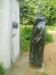 Debrecen, Medgyessy sétány: Ady Endre szobra.jpg Debrecen, Medgyessy sétány: Ady Endre szobra.jpg