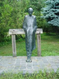 Mohács, Hősök parkja. Radnóti Miklós szobra.jpg Mohács, Hősök parkja. Radnóti Miklós szobra.jpg