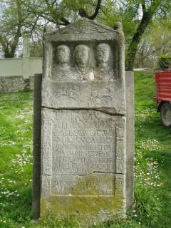 Pápa, Köztársaság liget 1. Római sírkő.jpg Pápa, Köztársaság liget 1. Római sírkő.jpg